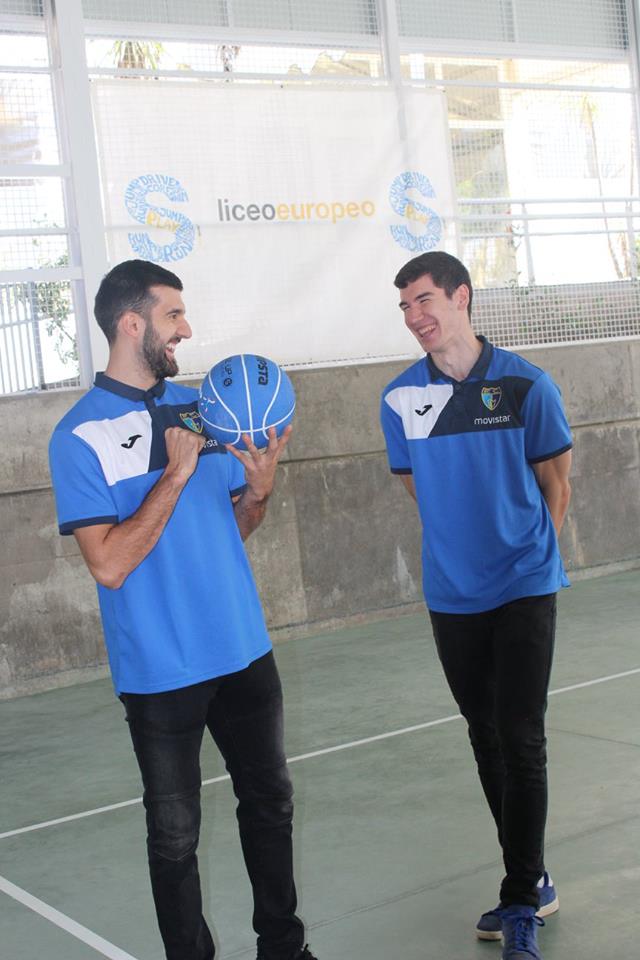 Brizuela y Cvetkovic con la escuela de baloncesto en el Liceo Europeo